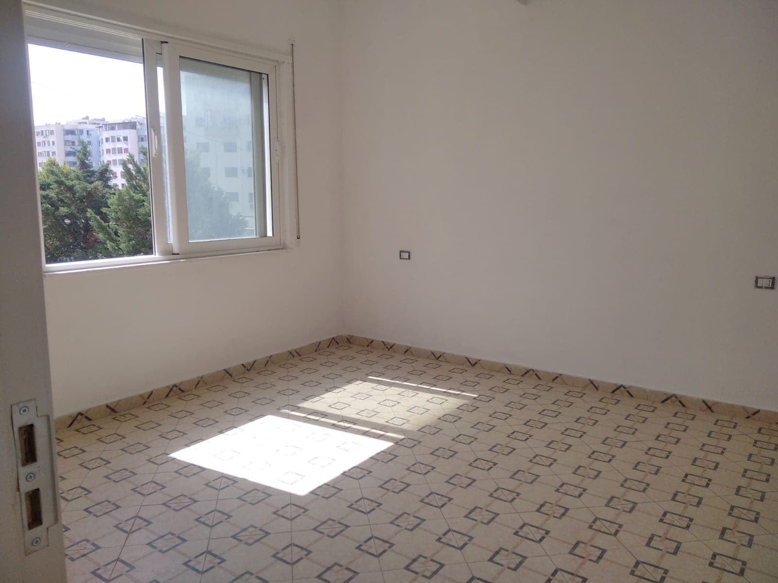 SHITET APARTAMENT 1+1 PRANE SHKOLLES ITALIANE,VOLLGA, DURRES. 3