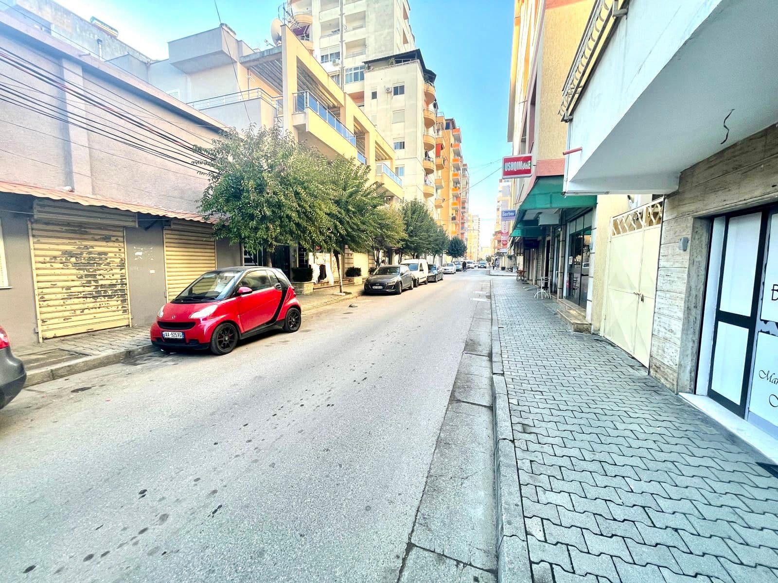 JEPET ME QERA AMBIENT BIZNESI PRANE KAZAZIT, DURRES. 1