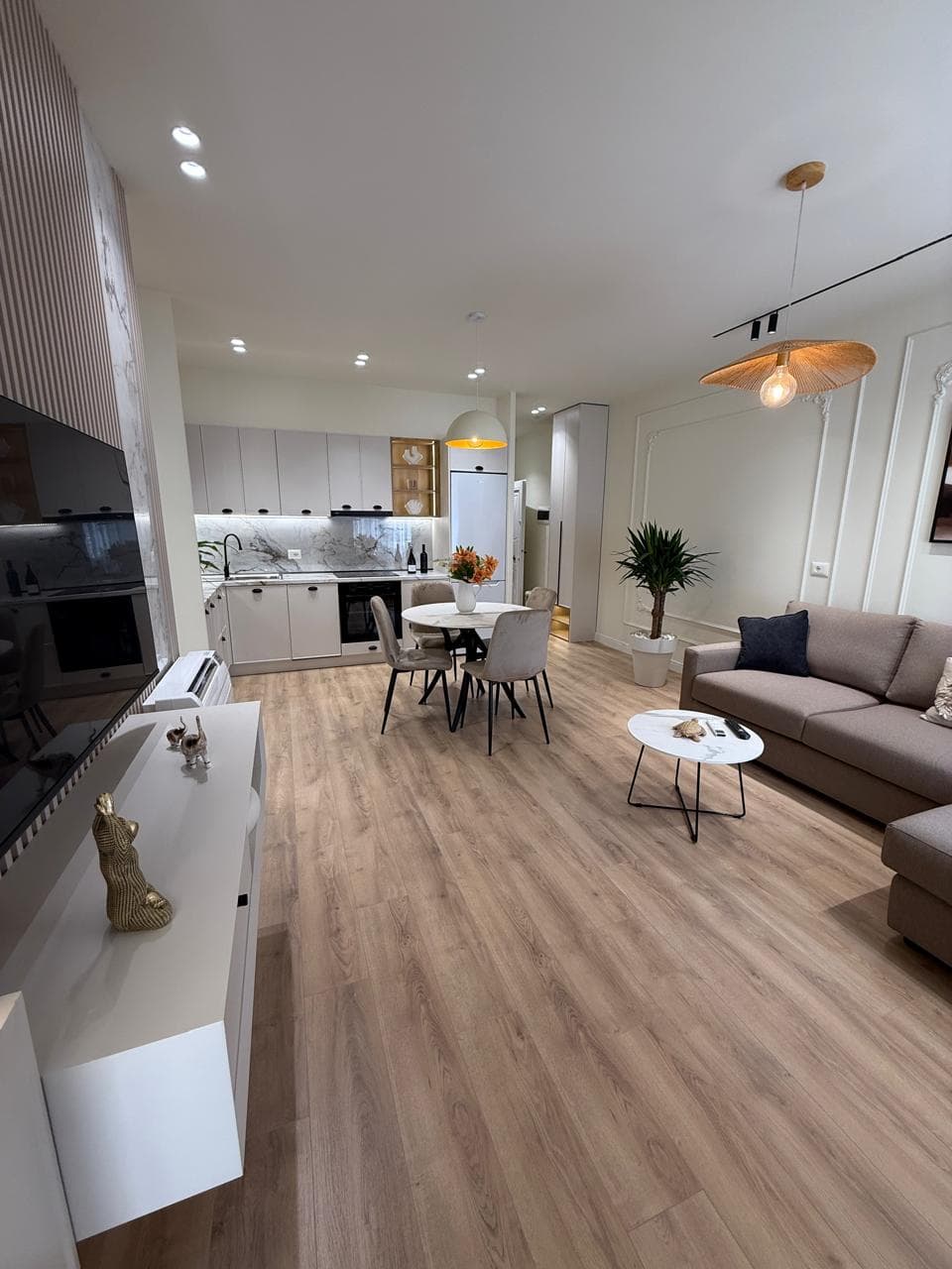 SHITET APARTAMENT 2+1 HEKURUDHA PLAZH DURRES
