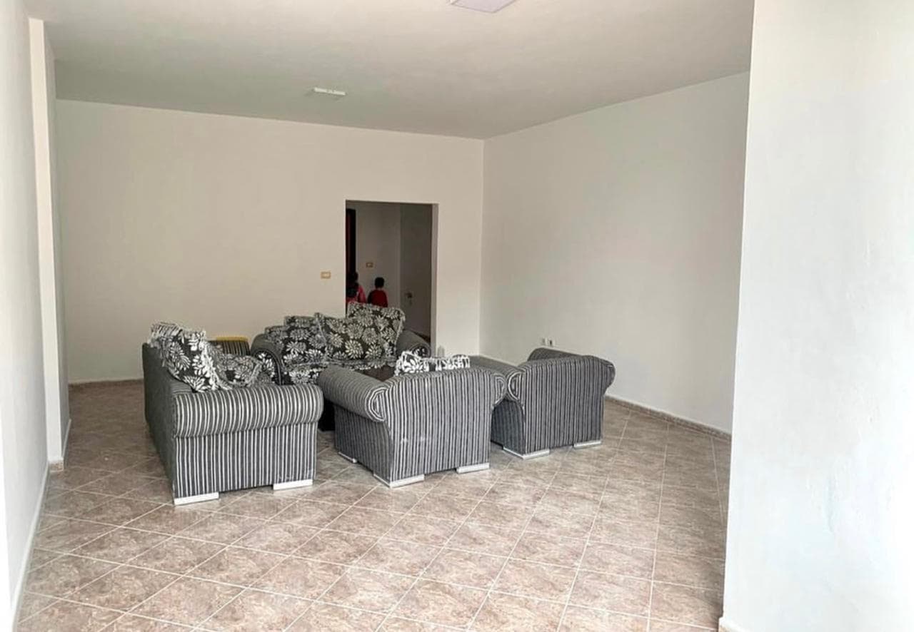 JEPET ME QERA APARTAMENT 2+1, TE AMBULANCA QENDRORE, DURRES. ( ambient i pershtatshem dhe per zyra ) 2