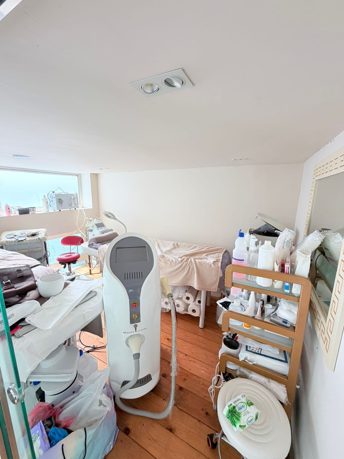 JEPET ME QERA AMBIENT BIZNESI(QENDER ESTETIKE) VOLLGA, DURRES 3
