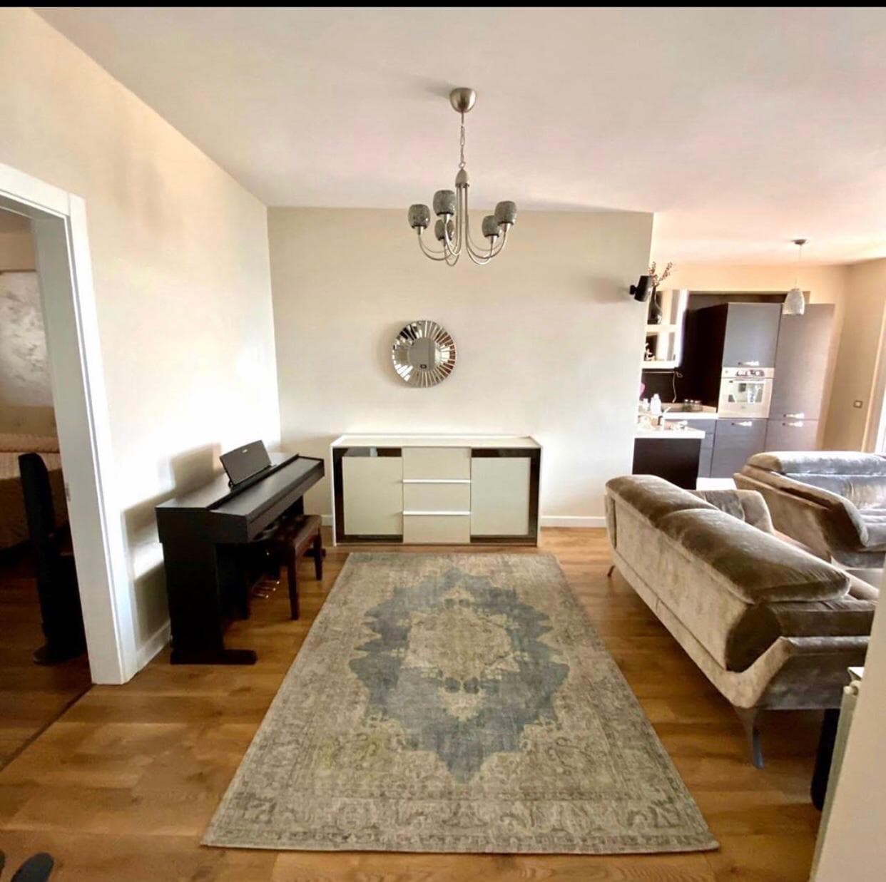 SHITET SUPER APARTAMENT 2+1 , PRANE STACIONIT TE TRENIT, DURRES. 4