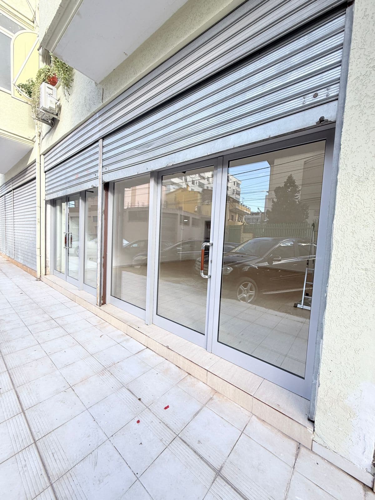 JEPET ME QERA AMBIENT BIZNESI ZONA KAZAZIT DURRES 4
