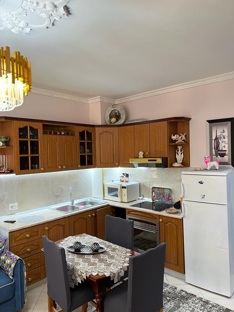 SHITET APARTAMENT 1+1 PRANE PASTICERI PELIKAN PLAZH,DURRES.