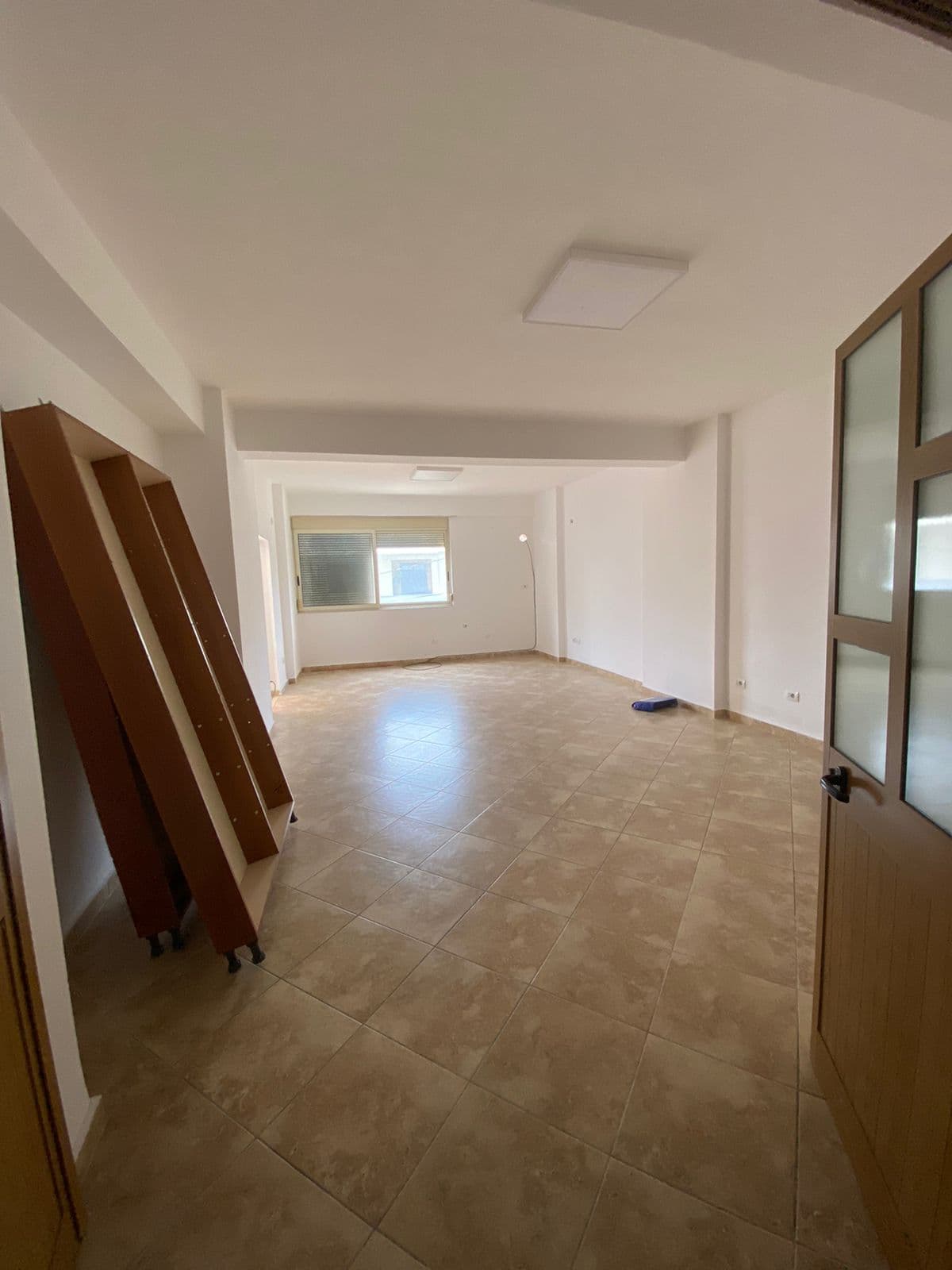 JEPET ME QERA AMBIENT BIZNESI PRANE POLIKLINIKES,QENDER,DURRES .