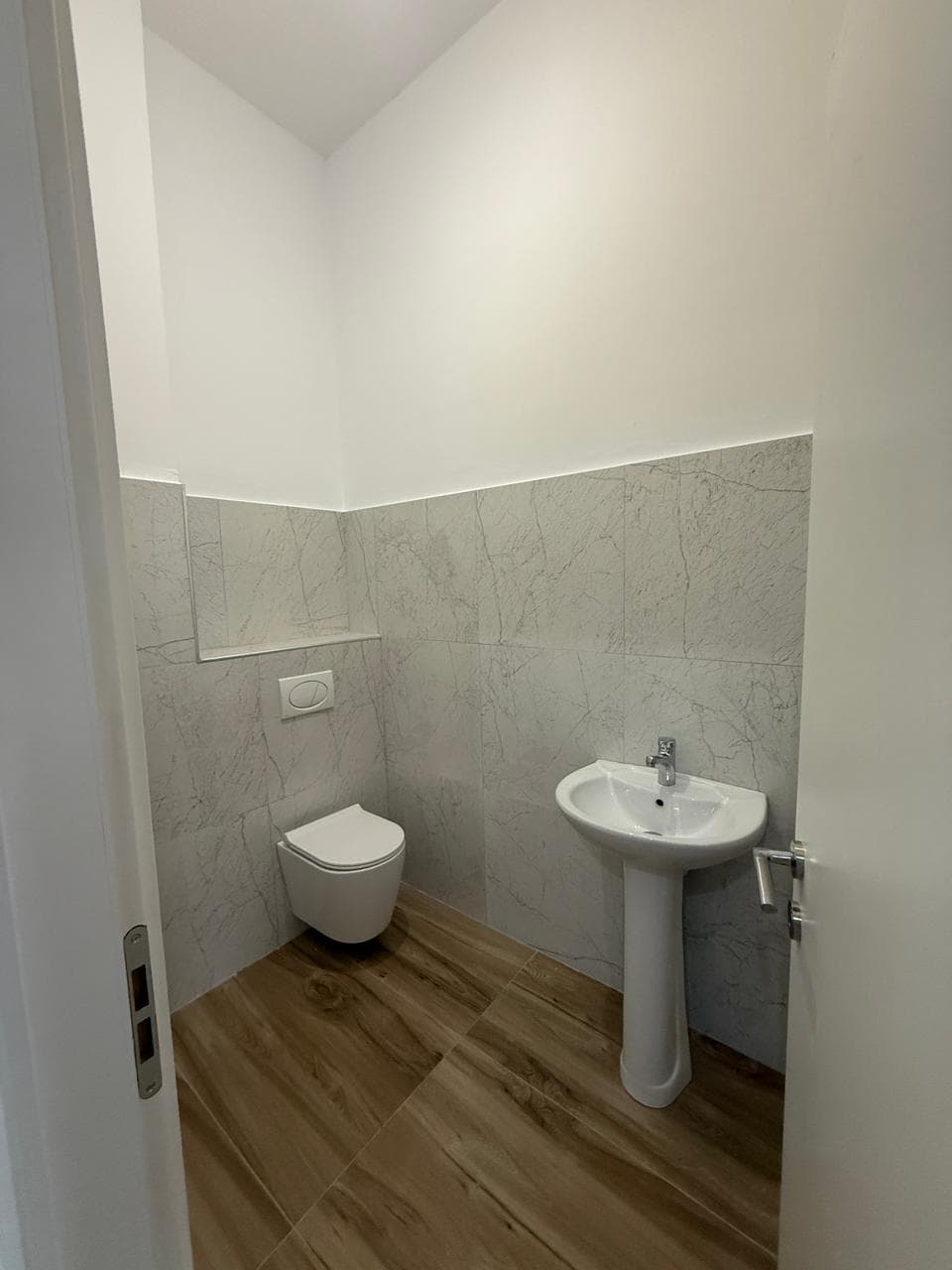 JEPET ME QERA AMBIENT BIZNESI PRANE DONIKA CENTER, TIRANE 2