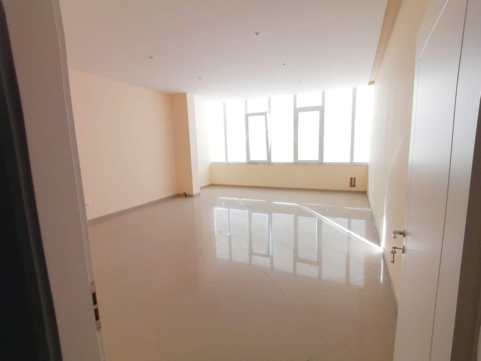 JEPET ME QERA AMBIENT BIZNESI PRANE SEMAFORIT TE PARE NE KENETE, DURRES. 3