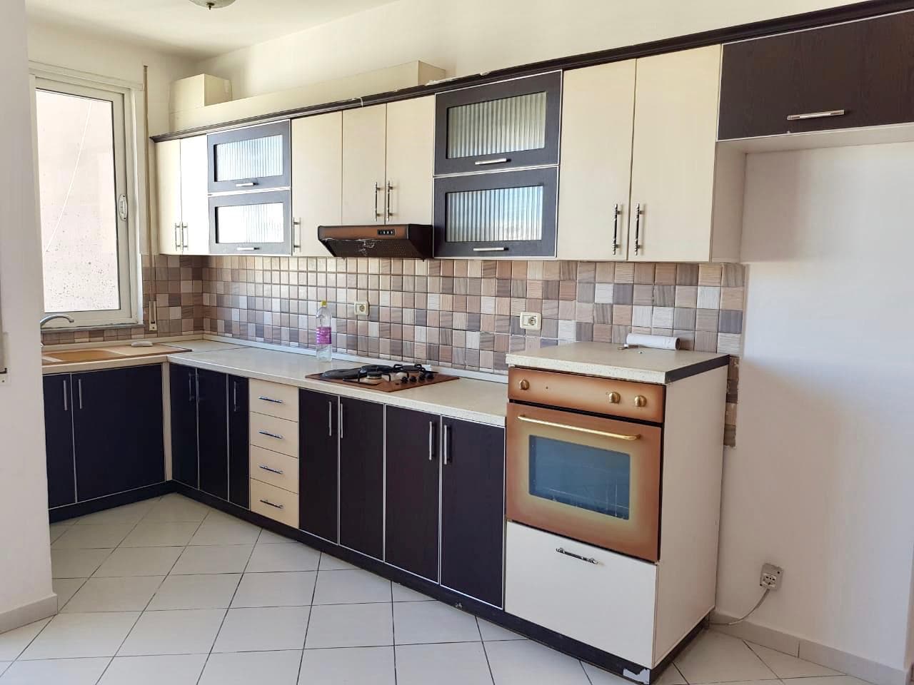 JEPET ME QERA APARTAMENT 2+1 PRANE KAZAZIT, DURRES.