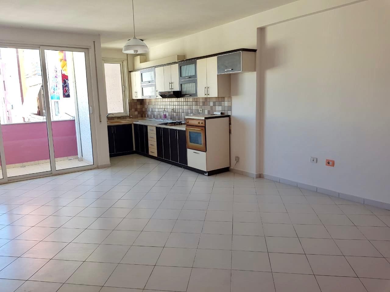 JEPET ME QERA APARTAMENT 2+1 PRANE KAZAZIT, DURRES. 2