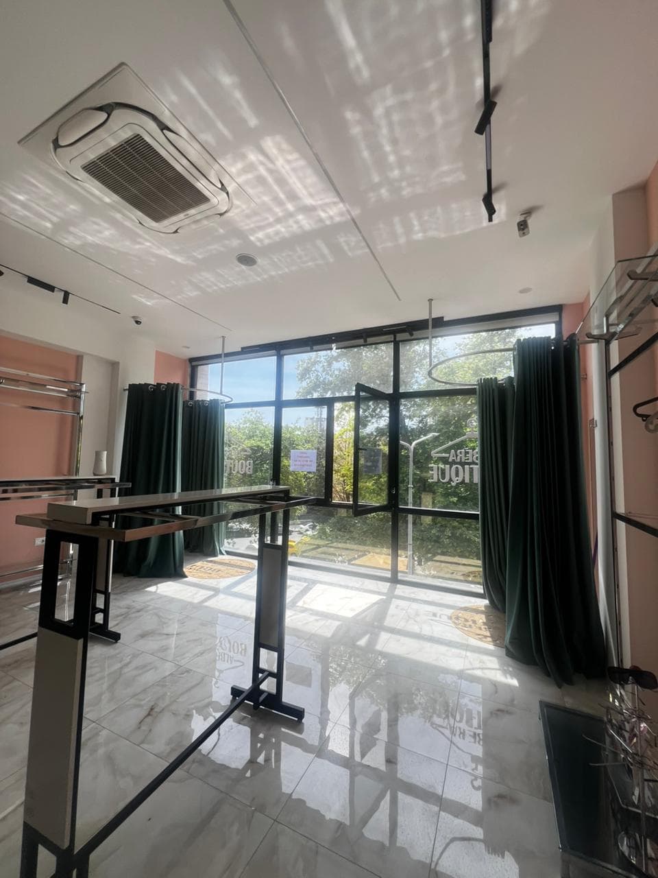 JEPET ME QERA AMBIENT BIZNESI PRANE POSTES SHQIPTARE, DURRES