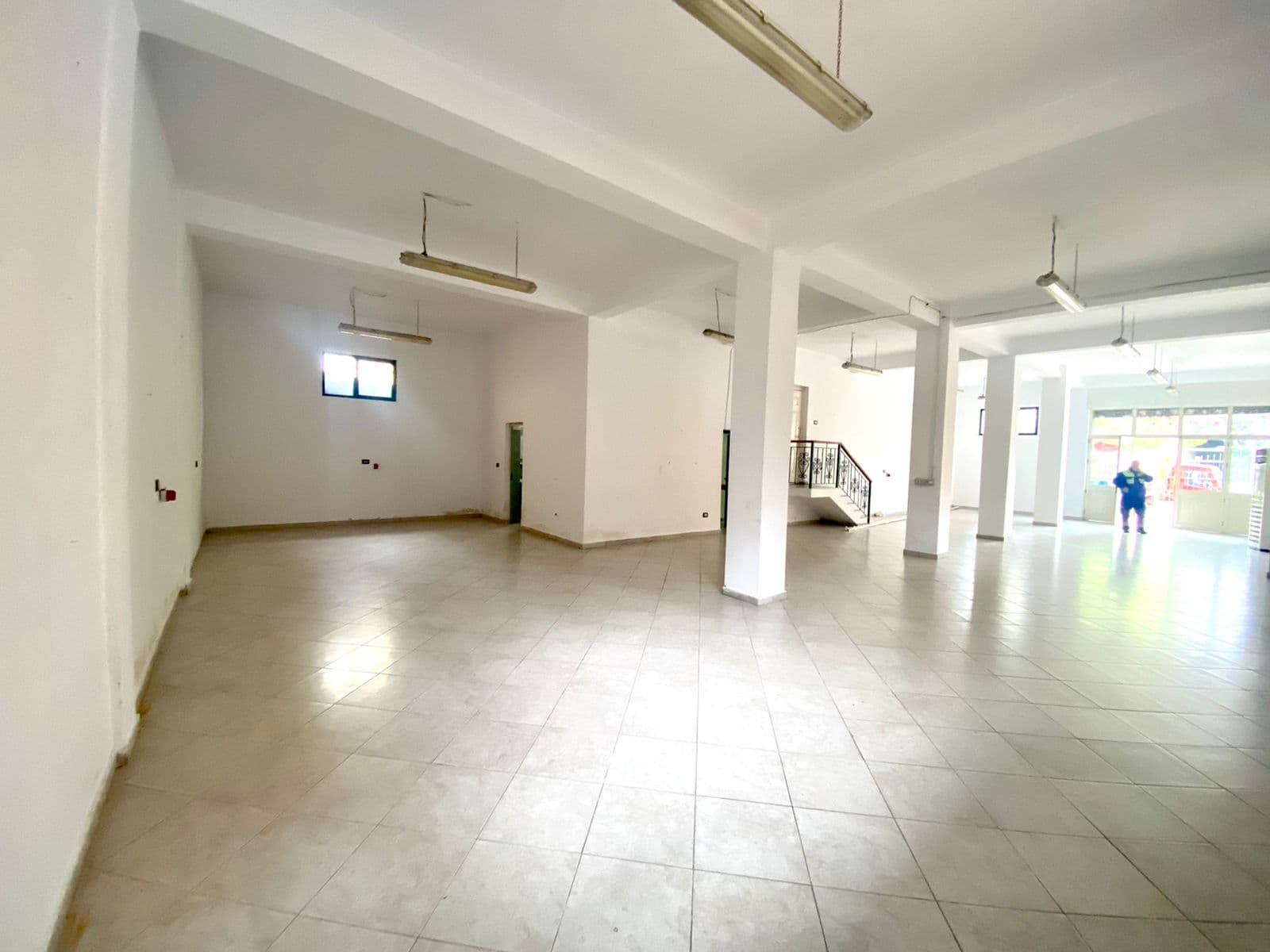 JEPET ME QERA AMBIENT BIZNESI PRANE RROTONDOS KENETE, DURRES. 2