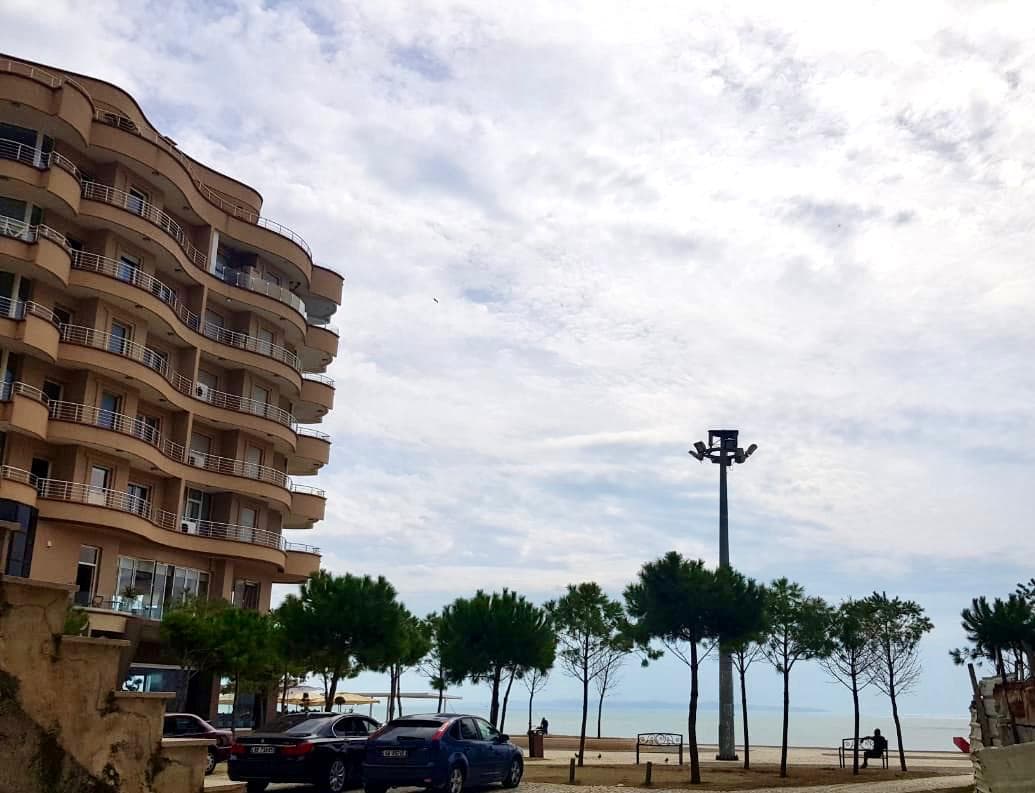 JEPET ME QERA AMBIENT BIZNESI PRANE SFINKSIT, VOLLGA, DURRES. ( Me mundesi rikonstruksioni nga pronaret )