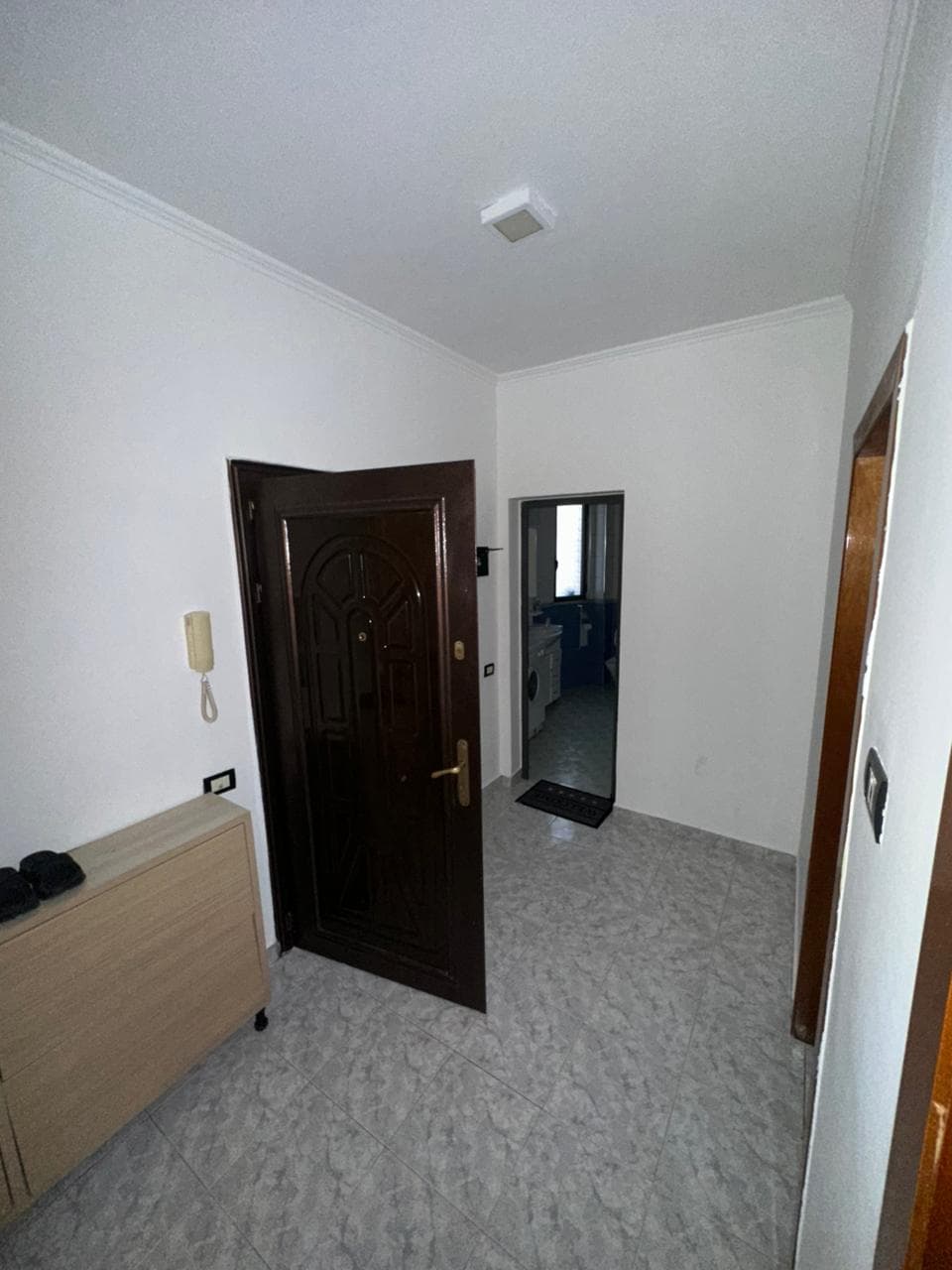 JEPET ME QERA APARTAMENT 2+1+GARAZH, PRANE FABRIKES SE TULLES, DURRES. 2