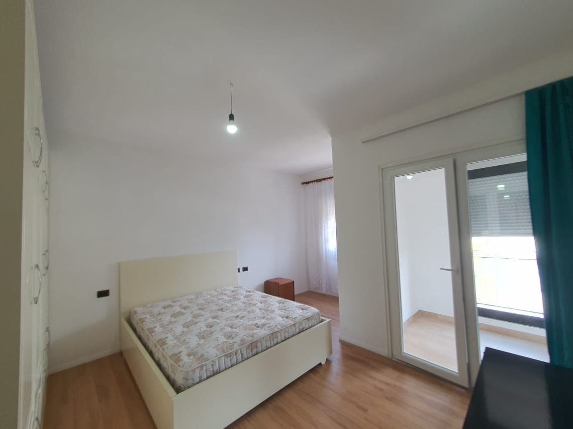 JEPET ME QERA APARTAMENT 2+1 PRANE SHKOLLES 2 GJELAT,DURRES. 4