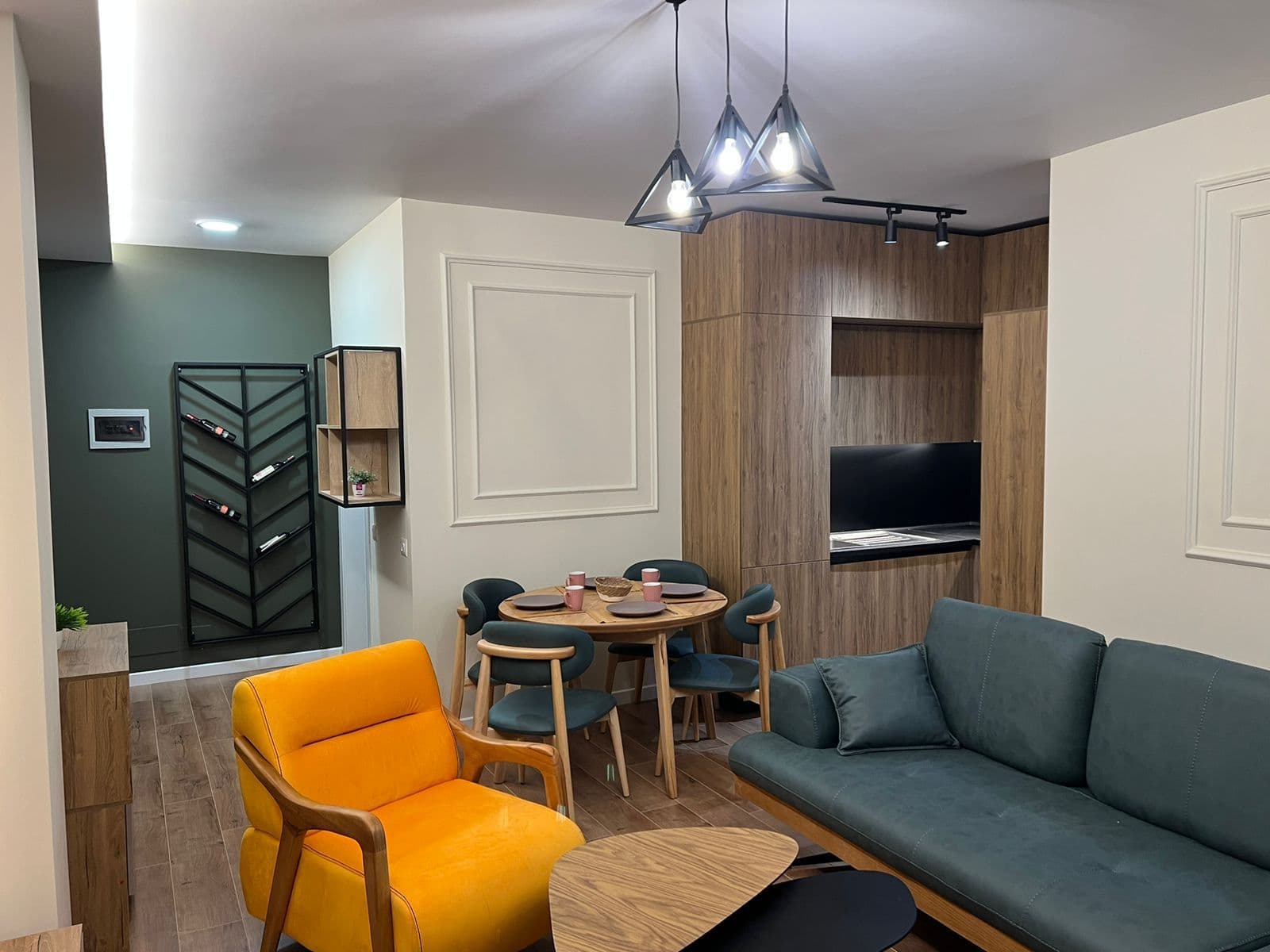 SHITET APARTAMENT 2+1 MUZEU DESHMOR DURRES