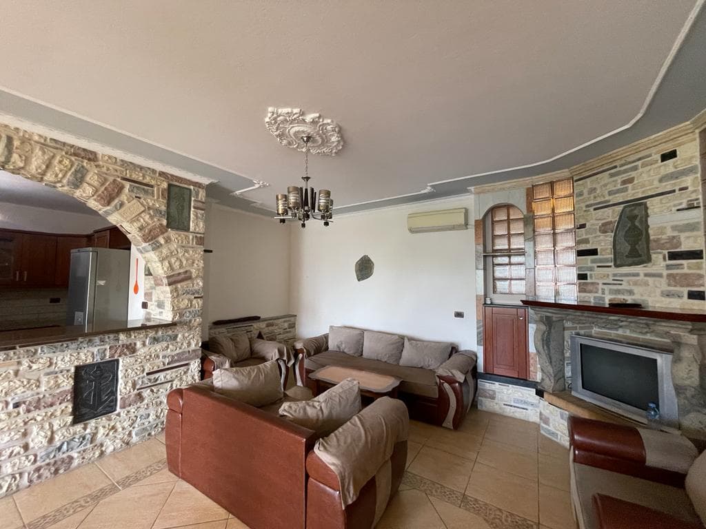 JEPET ME QERA APARTAMENT 2+1 PRANE PALLATIT TE KULTURES,QENDER,DURRES. 3