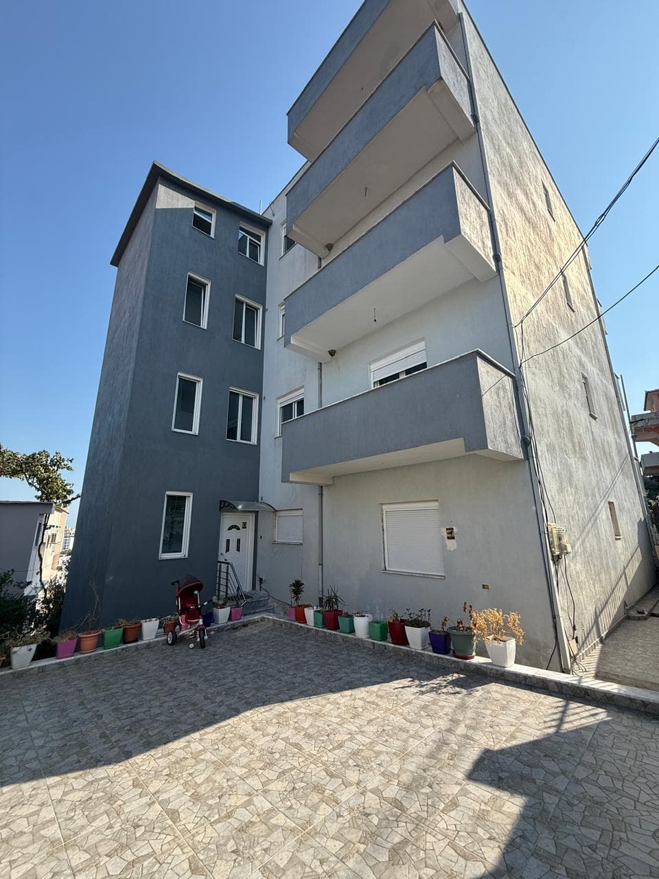JEPET ME QERA NJE KAT I NJE VILE ZONA SPITALIT DURRES