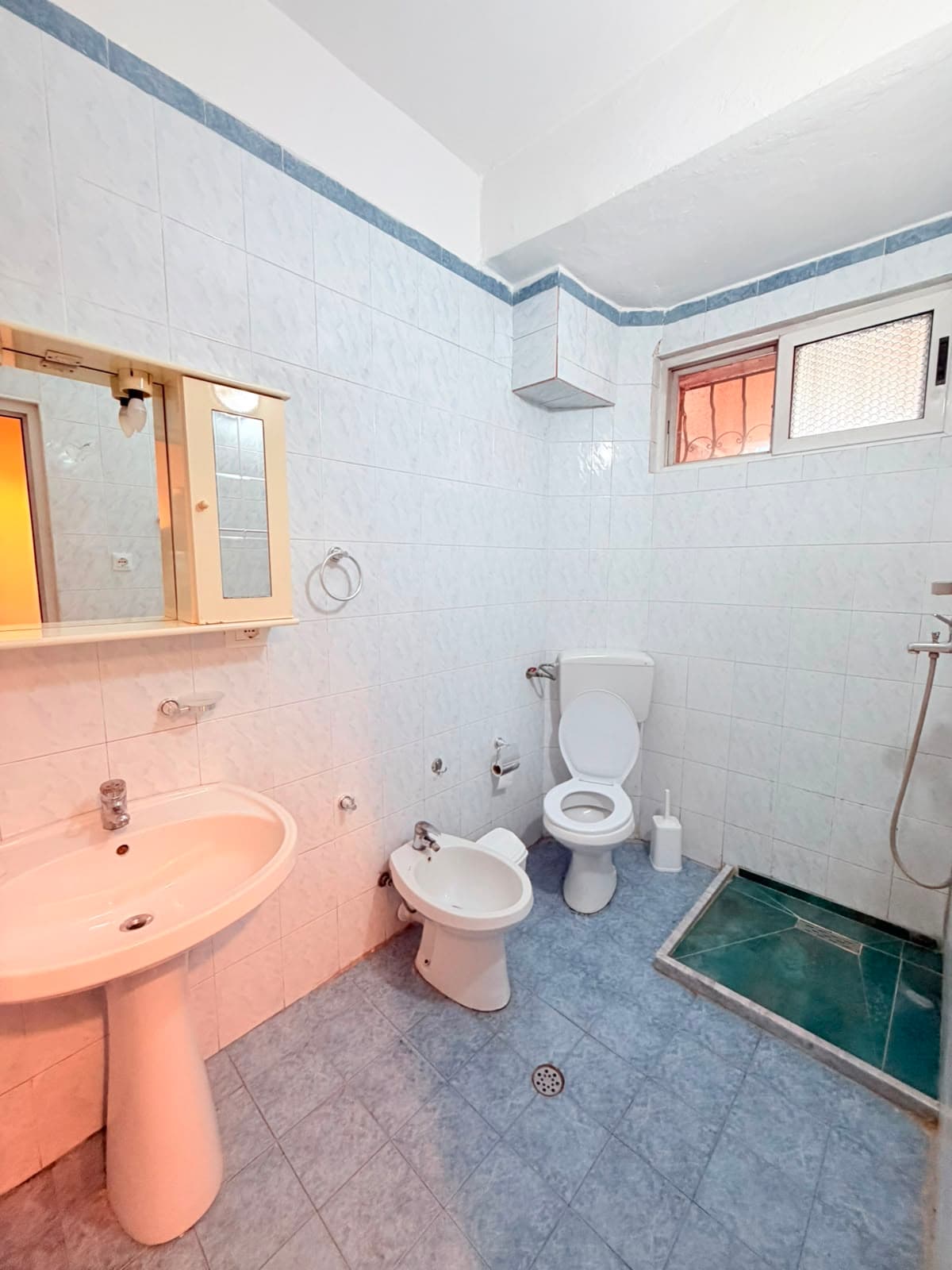 JEPET ME QERA APARTAMENT 2+1 PRANE STACIONIT TE TRENIT, DURRES 4