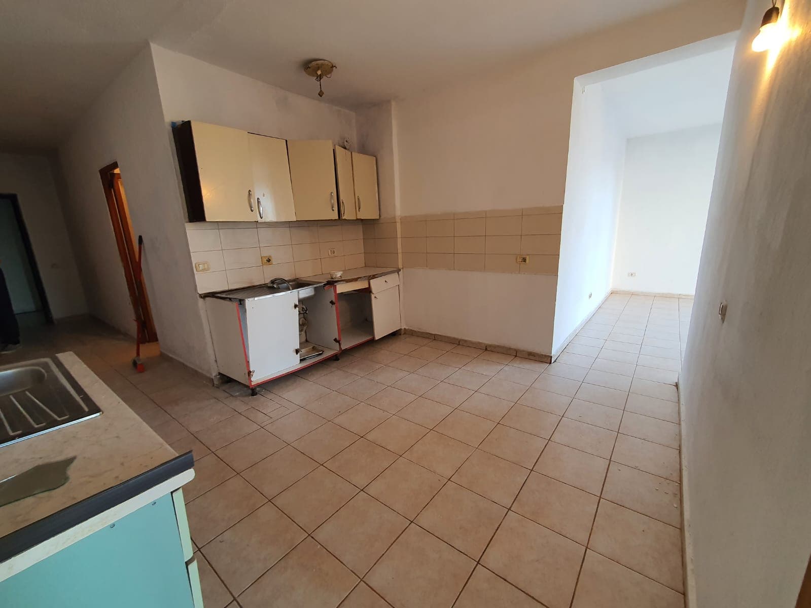 SHITET APARTAMENT 2+1 PRANE SHKOLLES BAJRAM CURRI.PLAZH,DURRES.
