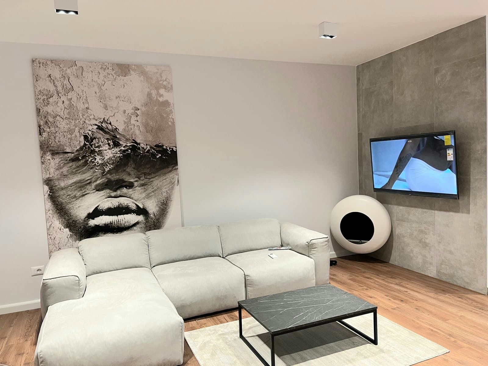 JEPET ME QERA APARTAMENT 1+1 , PRANE HOTEL ARVI, DURRES.