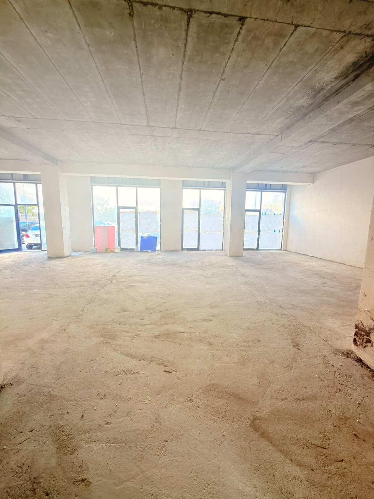 JEPET ME QERA AMBIENT BIZNESI NE RRUGEN E PORTIT, DURRES 3