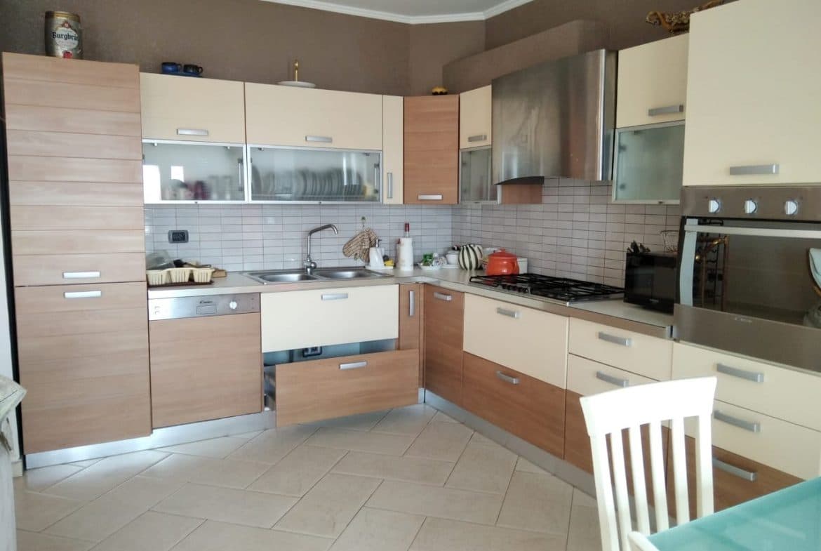 JEPET ME QERA APARTAMENT 2+1 PRANE SHKOLLES GJERGJ KASTRIOTI,DURRES. 3