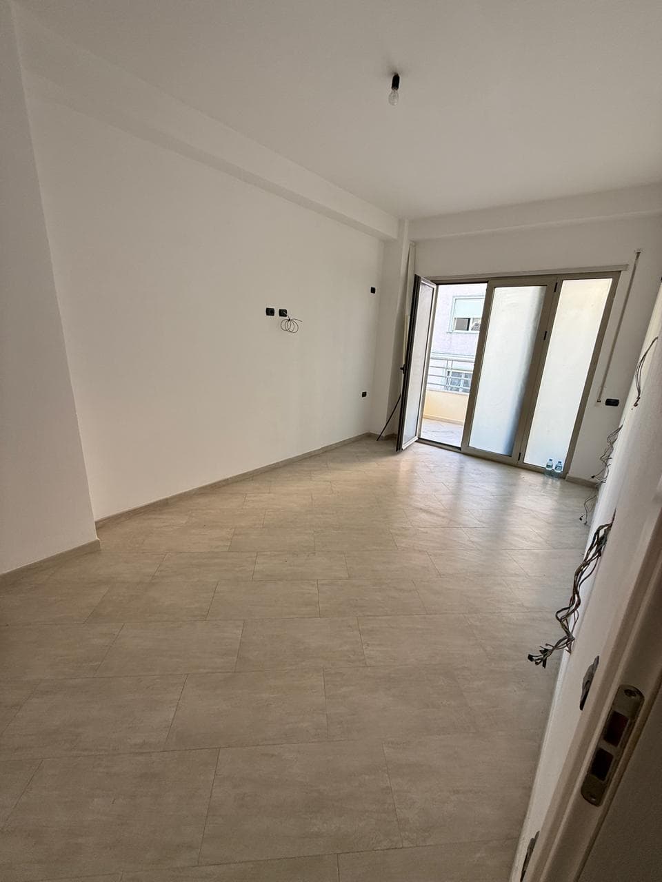 SHITET APARTAMENT 2+1 PRANE PALLATIT SPORTIT -DURRES. 2