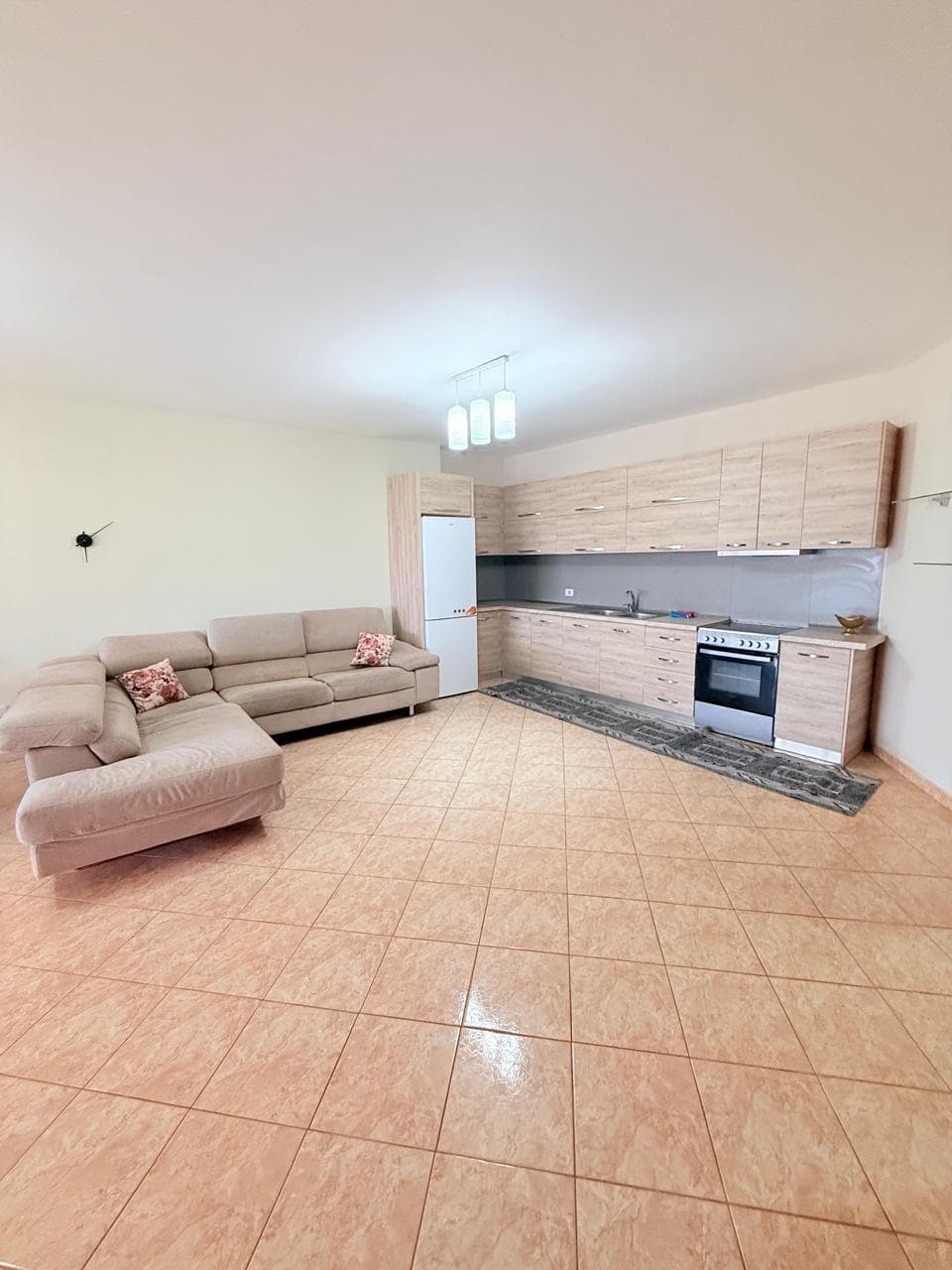 JEPET ME QERA APARTAMENT 2+1 RRUGA PORTIT 4