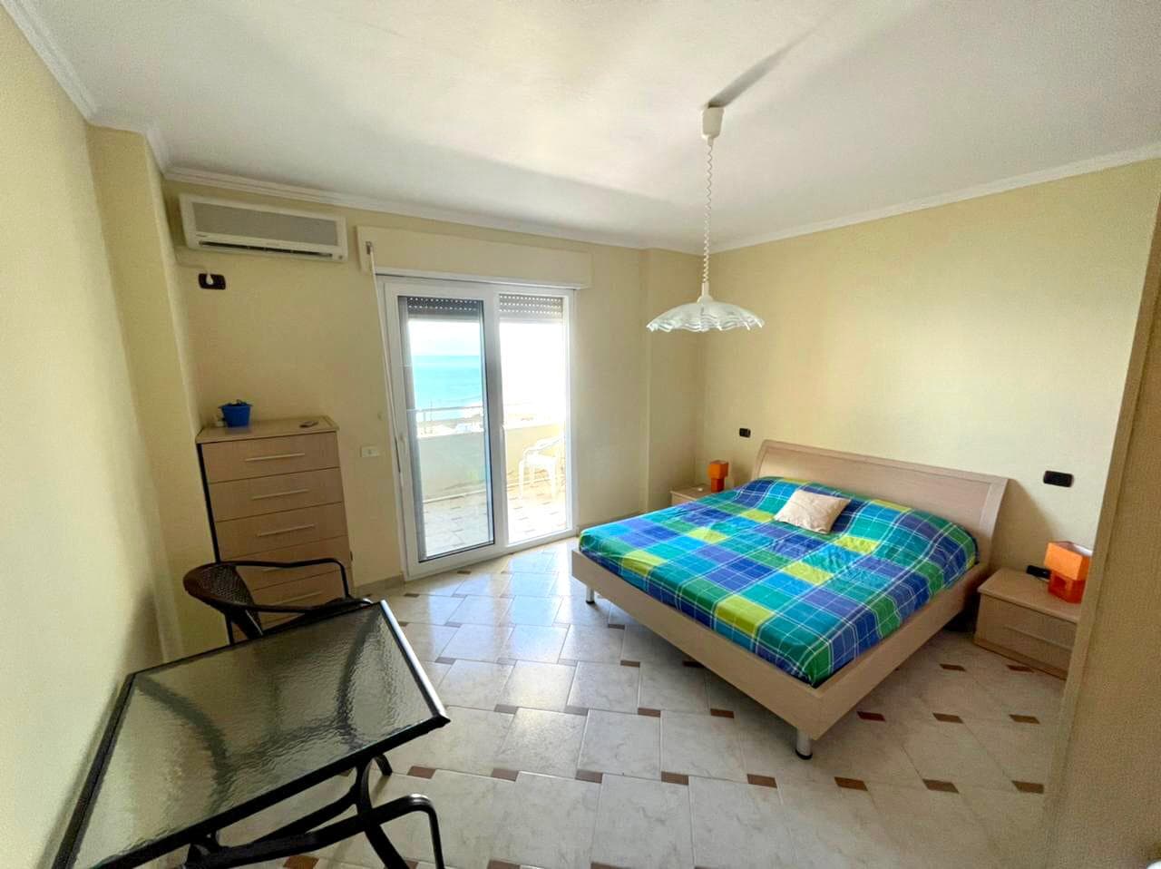 SHITET APARTAMENT 2+1 VOLLGA PRANE RESTORANT ARTUR, DURRES. 3