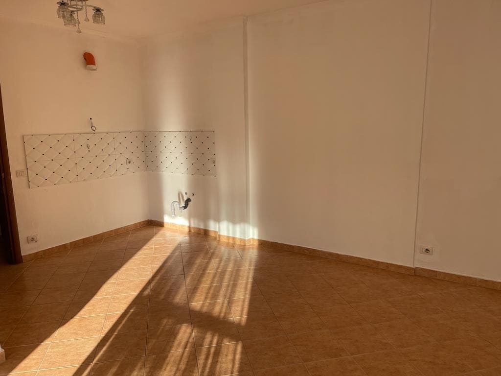 JEPET APARTAMENT ME QERA 1+1, PRANE SHOLLES EFTALI KOCI,DURRES. 2