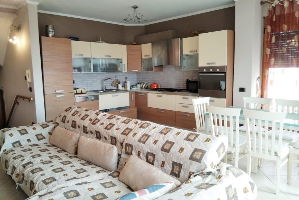 JEPET ME QERA APARTAMENT 2+1 PRANE SHKOLLES GJERGJ KASTRIOTI,DURRES.