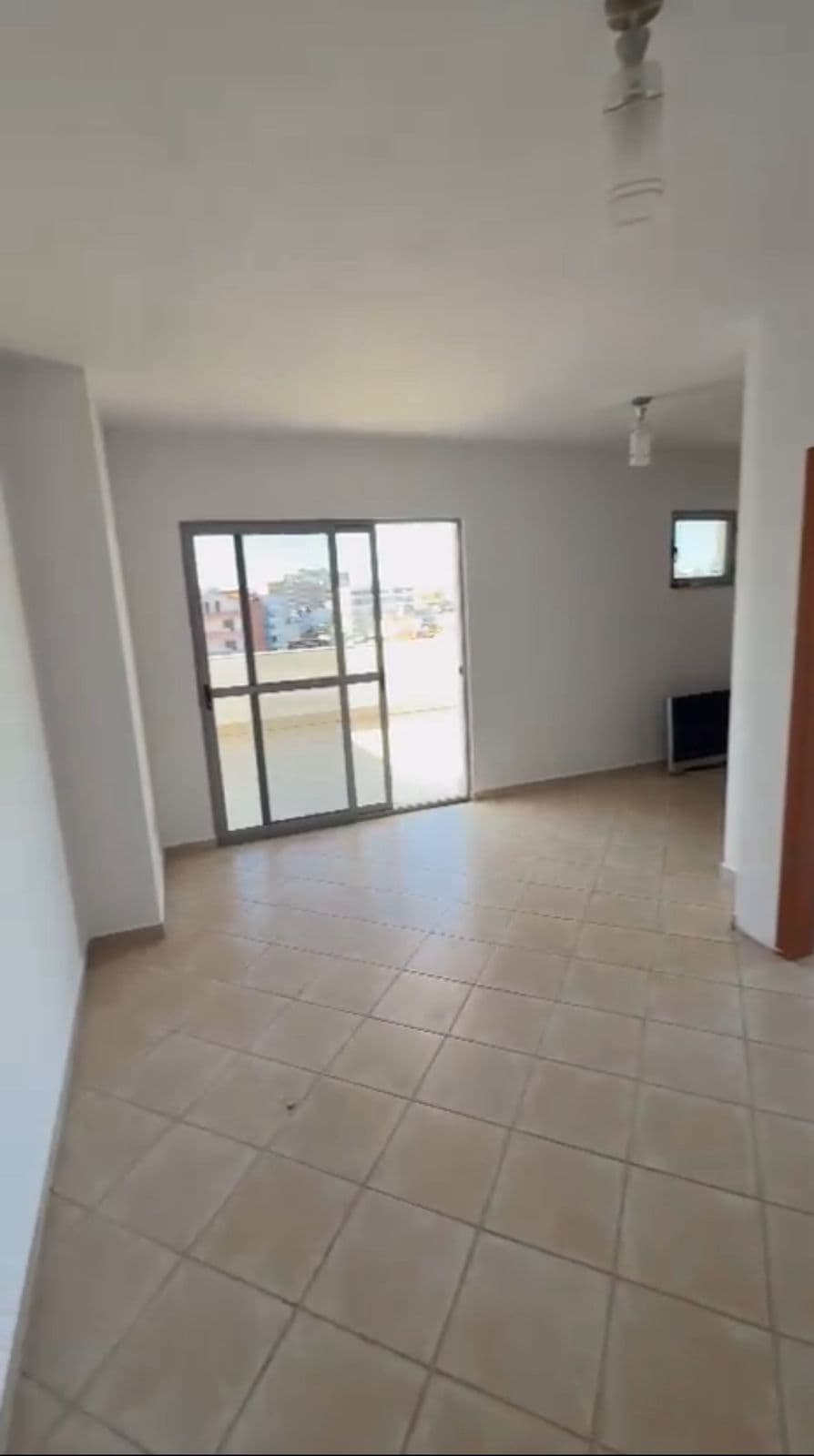 SHITET APARTAMENT 2+1+VERANDE, RROTA E KUQE PLAZH, DURRES.