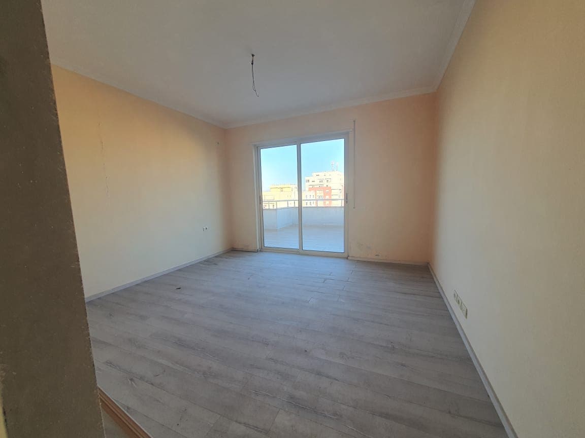 SHITET APARTAMENT 4+1+2 PRANE DREJTORISE SE POLICISE ,DURRES. 3