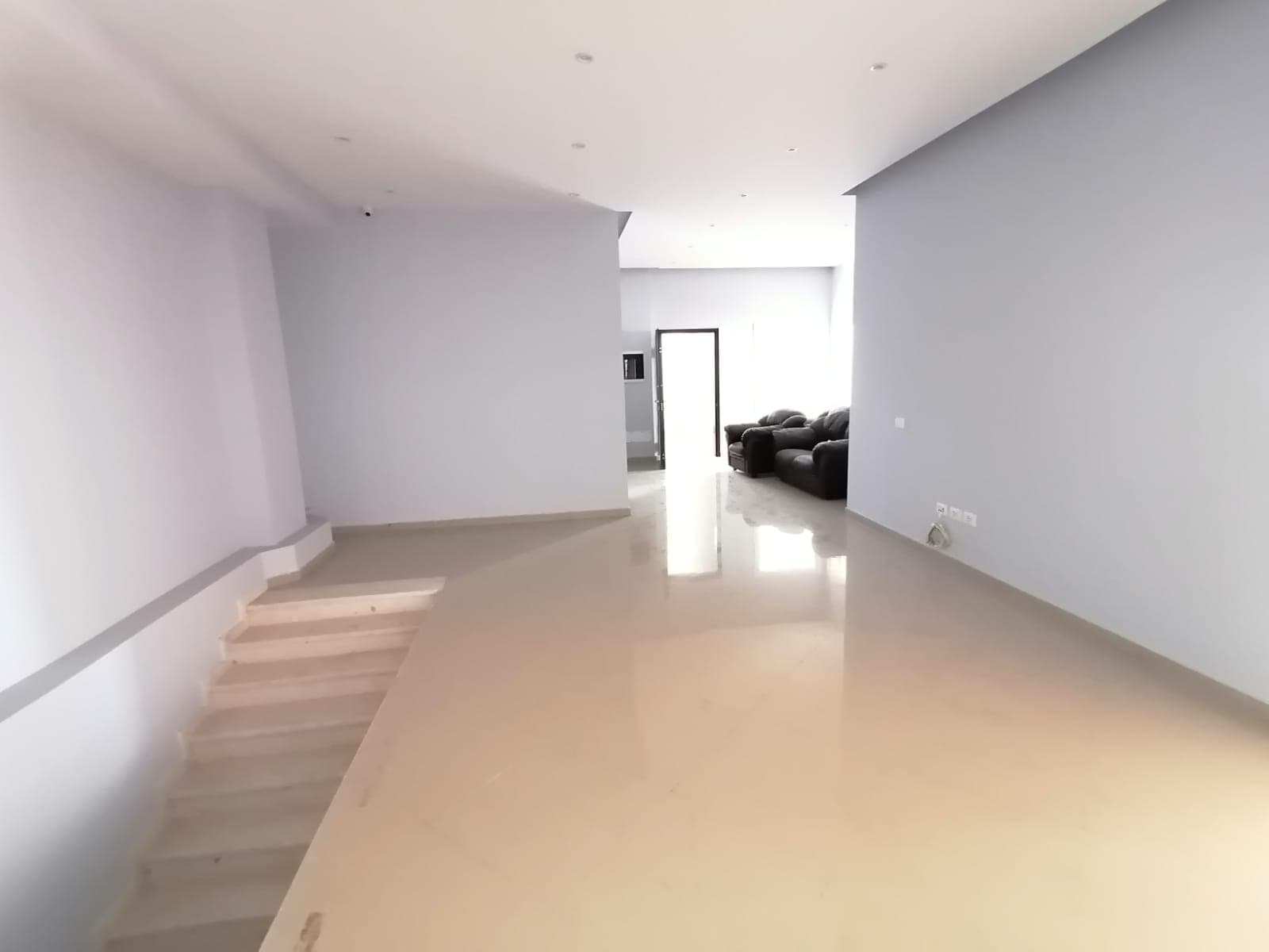 JEPET ME QERA AMBIENT BIZNESI PRANE SEMAFORIT TE PARE NE KENETE, DURRES. 4