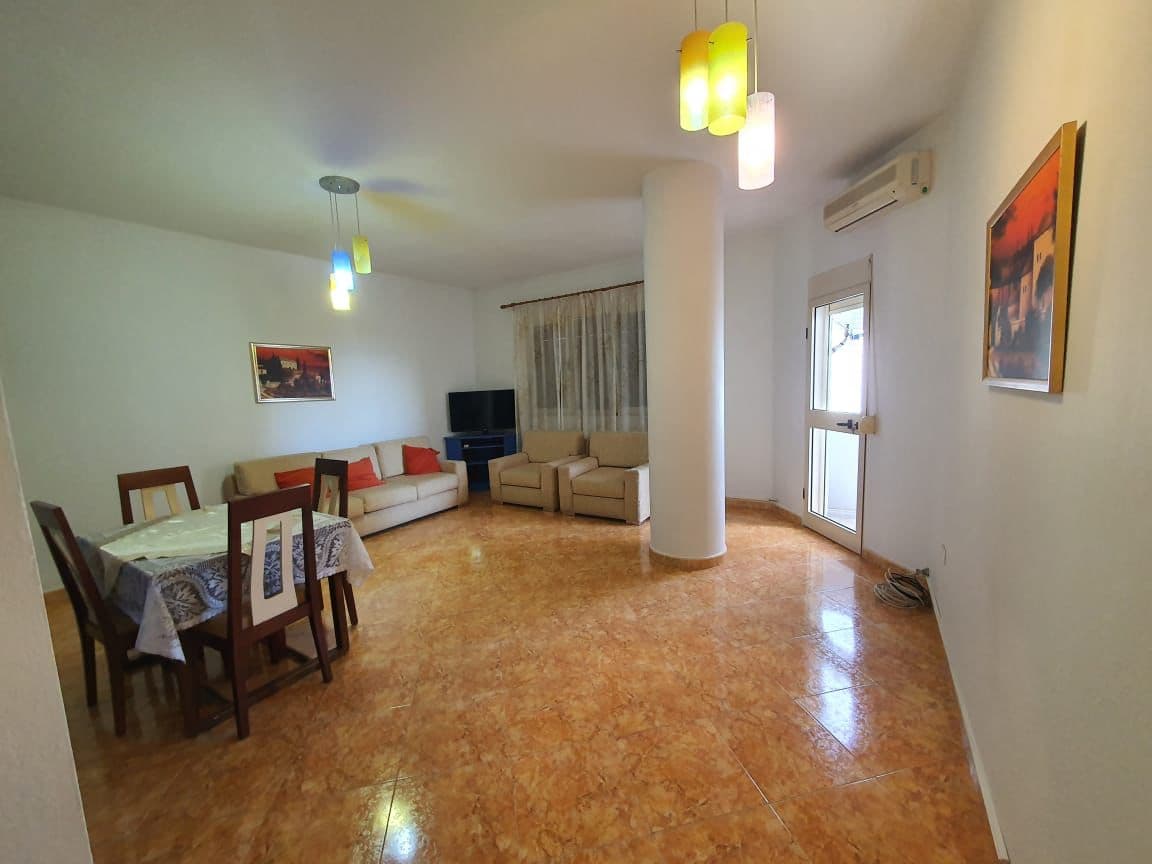 SHITET APARTAMENT 2+1+2 ME PAMJE NGA DETI NE QENDER, DURRES. 2