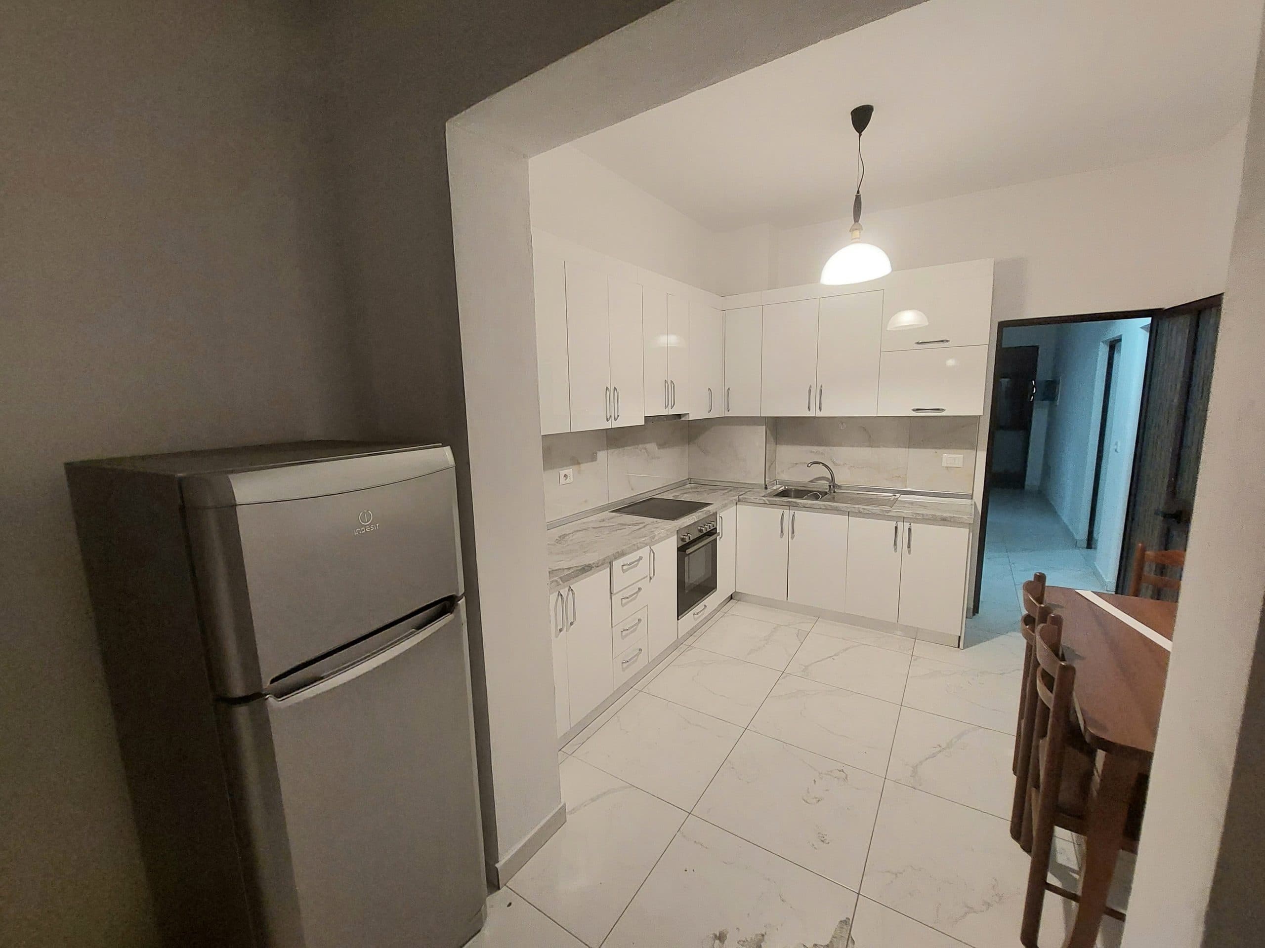 JEPET ME QERA APARTAMENT 2+1 , PRANE STACIONIT TE TRENIT, DURRES. 2