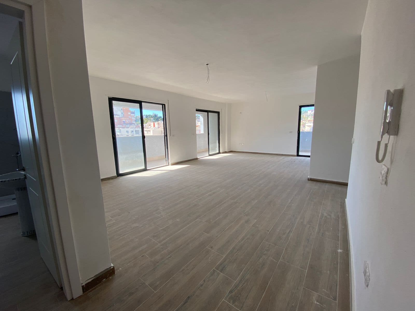 SHITET APARTAMENT 2+1 PRANE SHKOLLES 2 GJELAT, DURRES . 3