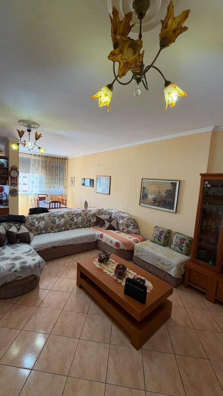 SHITET APARTAMENT 2+1+2 PRANE POLIKLINIKES, DURRES 2