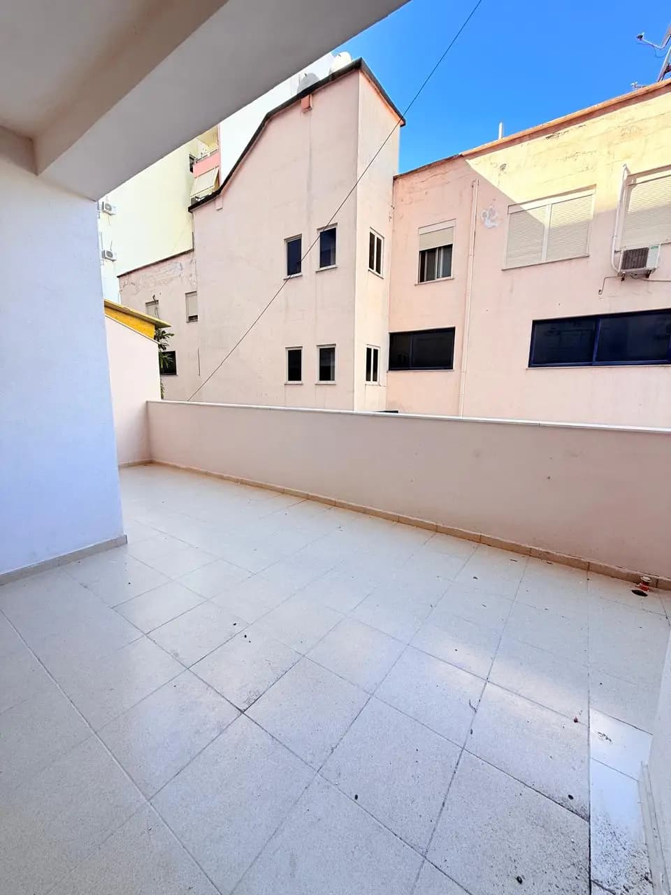 SHITET APARTAMENT 2+1 OSE 3+1 ZONEN E ISH URT DURRES 4