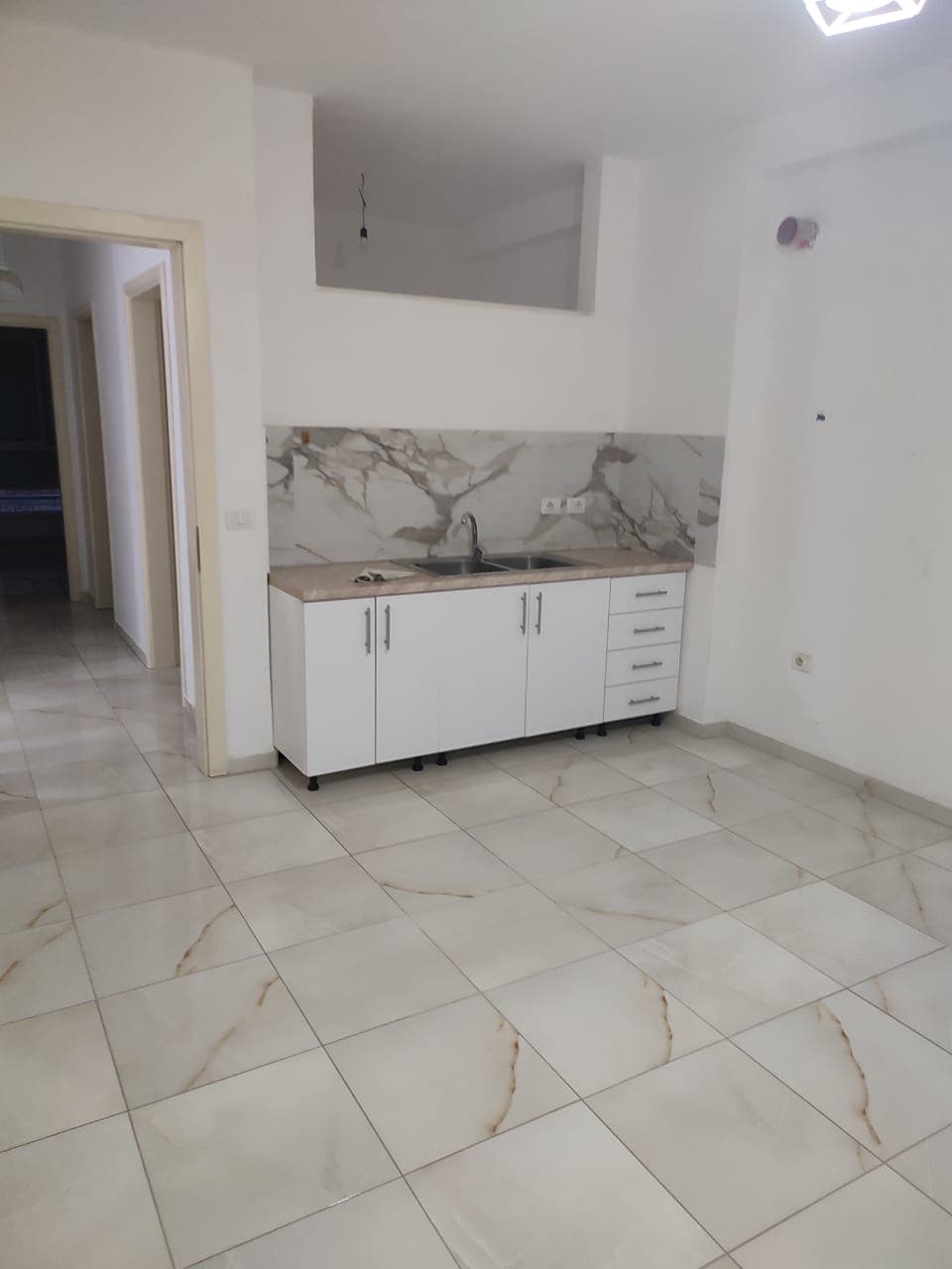 JEPET ME QERA APARTAMENT 1+1 PRANE SPITALIT,DURRES.