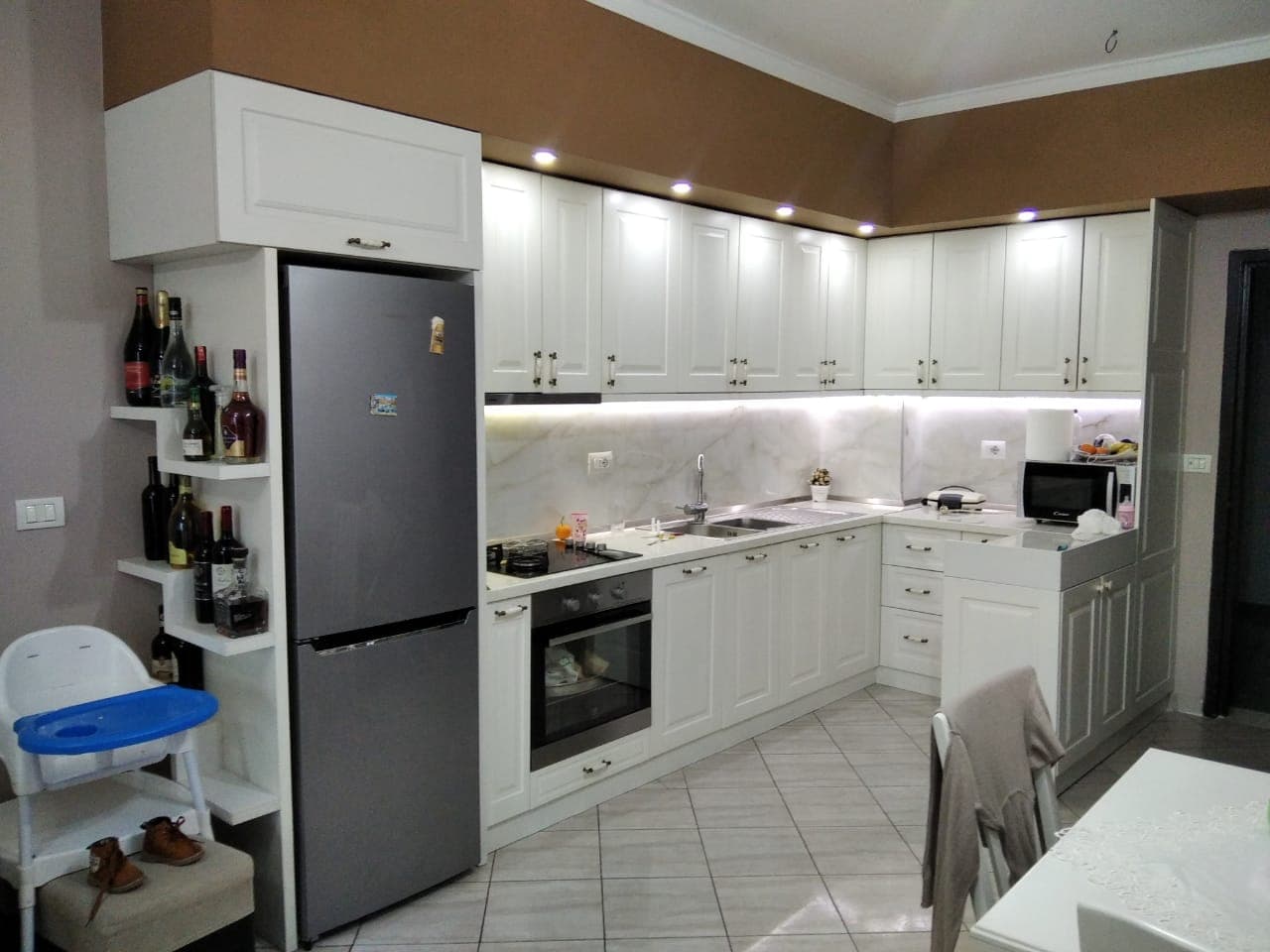 SHITET APARTAMENT 2+1 LAGJA 17 PRANE UJESJELLESIT , DURRES .