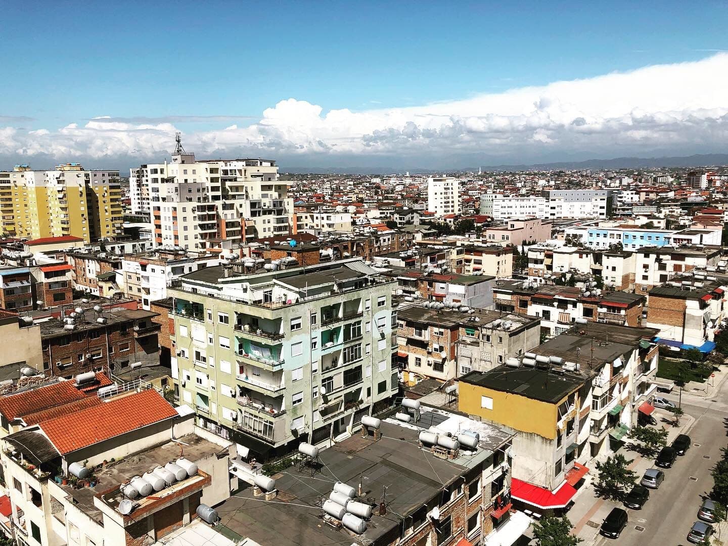 SHITET APARTAMENT 3+1 PRANE TREGUT FSHATAR,DURRES!
