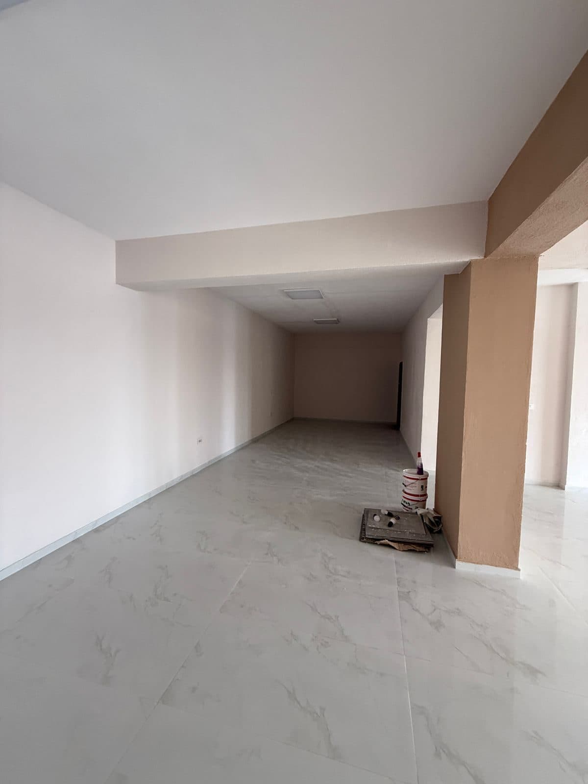 JEPET ME QERA AMBIENT BIZNESI TEK RRUGA PORTIT DURRES