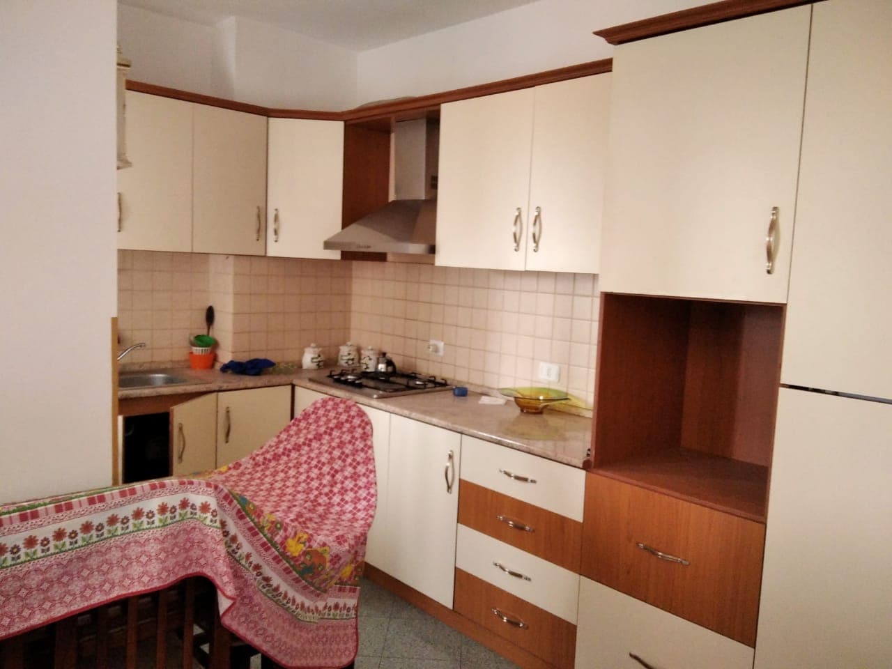 SHITET APARTAMENT 1+1 PRANE SHKOLLES BEDRIE BEBEZIQI RRUGA EGNATIA , DURRES .