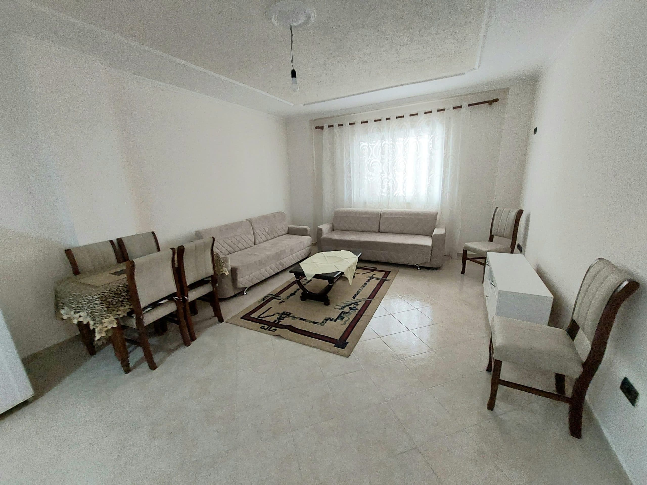 JEPET ME QERA APARTAMENT 2+1+2 , PRANE STACIONIT TE TRENIT, DURRES.