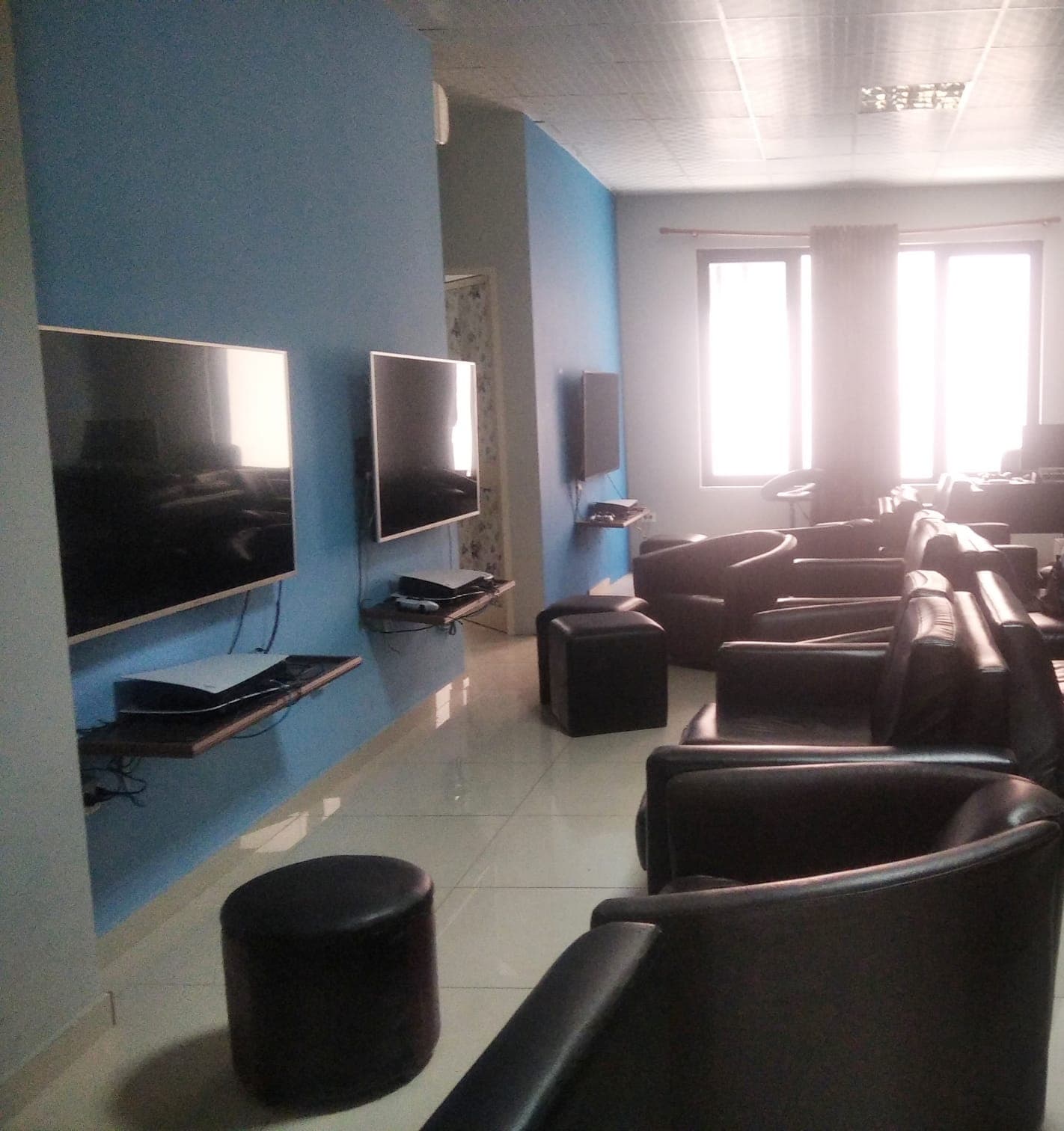 JEPET ME QERA AMBIENT BIZNESI PRANE PRANVERES QENDER,DURRES. 3