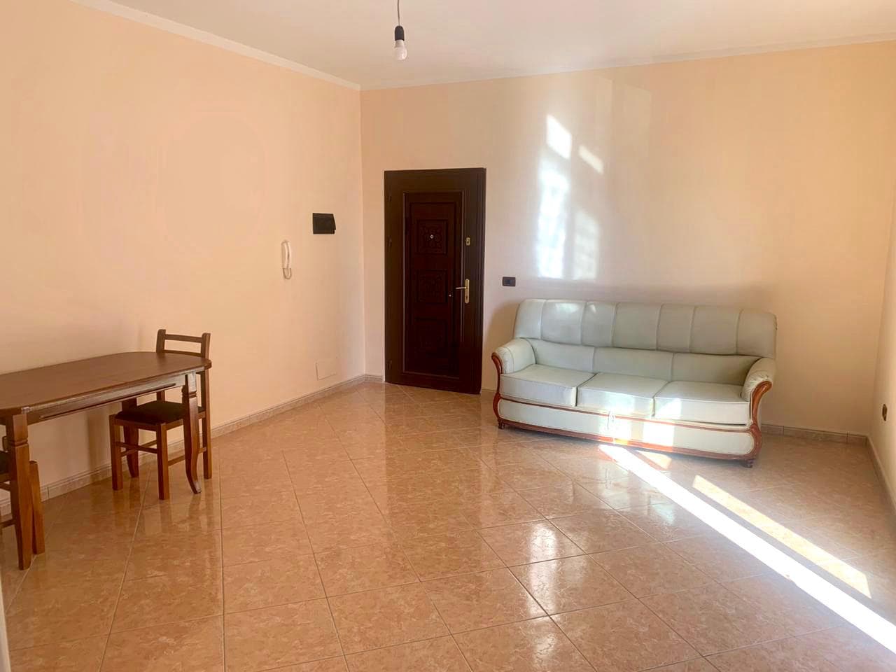JEPET ME QERA APARTAMENT 1+1 , ZONA KENETES, DURRES. ( kati i 2 i nje vile ) 2