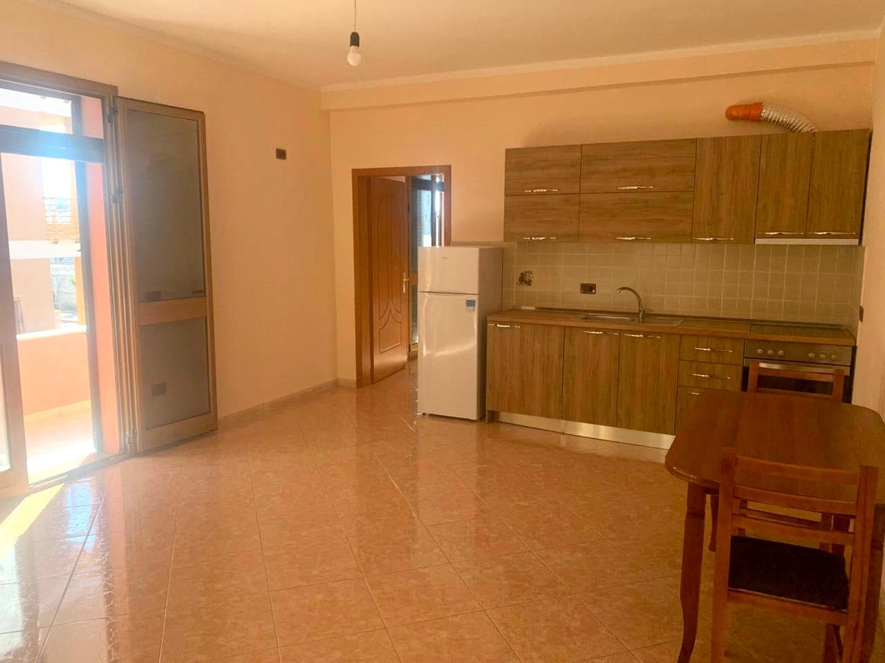 JEPET ME QERA APARTAMENT 1+1 , ZONA KENETES, DURRES. ( kati i 2 i nje vile )