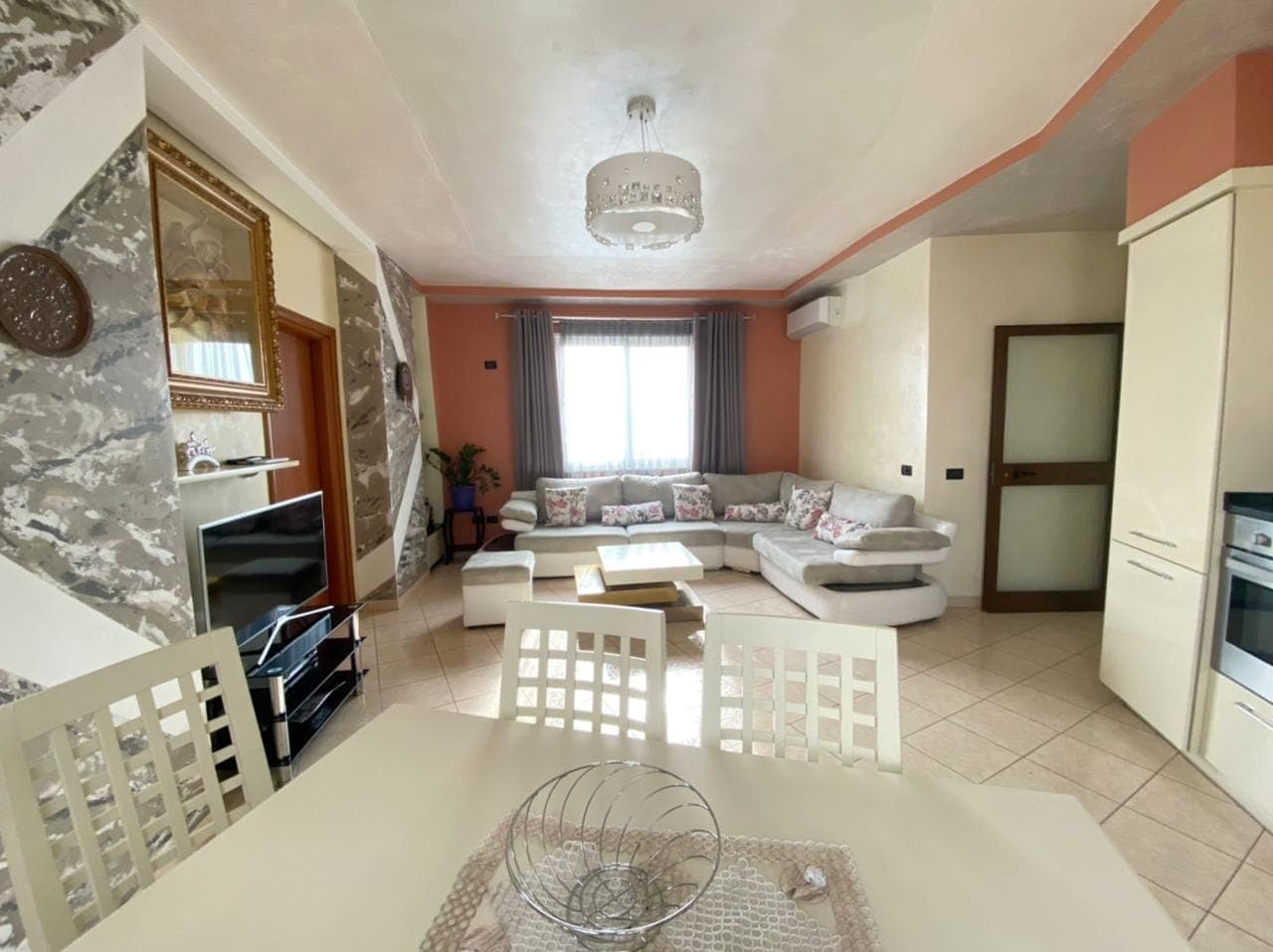 SHITET APARTAMENT 2+1 PRANE PORTIT ME PAMJE NGA DETI, DURRES.