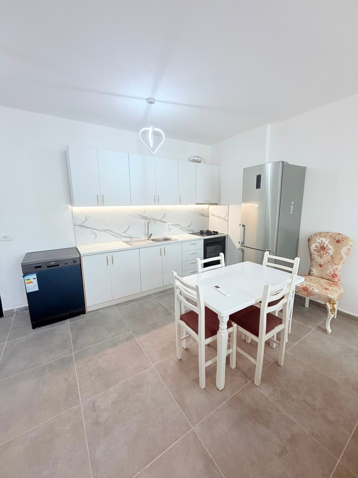 JEPET ME QERA APARTAMENT 1+1 NE KOMPLEKSIN EON, GOLEM